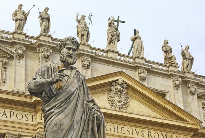 urlaubsguru.de_close-up-of-saint-peter-statue-in-basilica-rome-italy-istock_000030145856_large