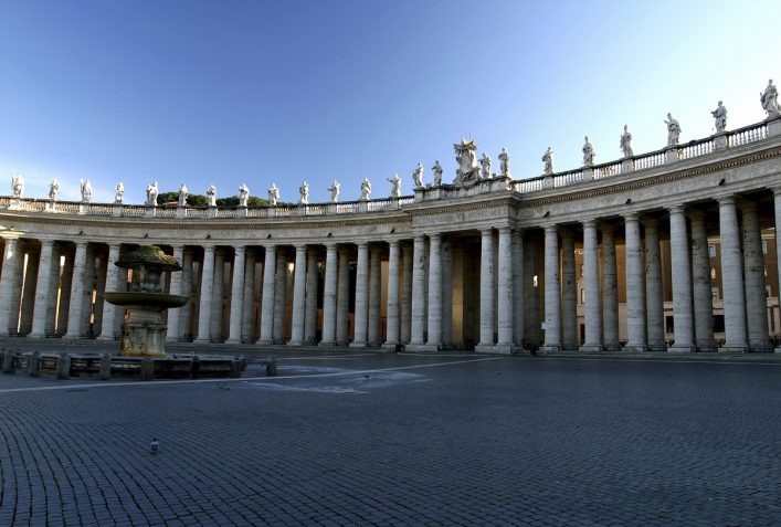 urlaubsguru.de_vatican-pillars-rome-italy-istock_000000685220_large