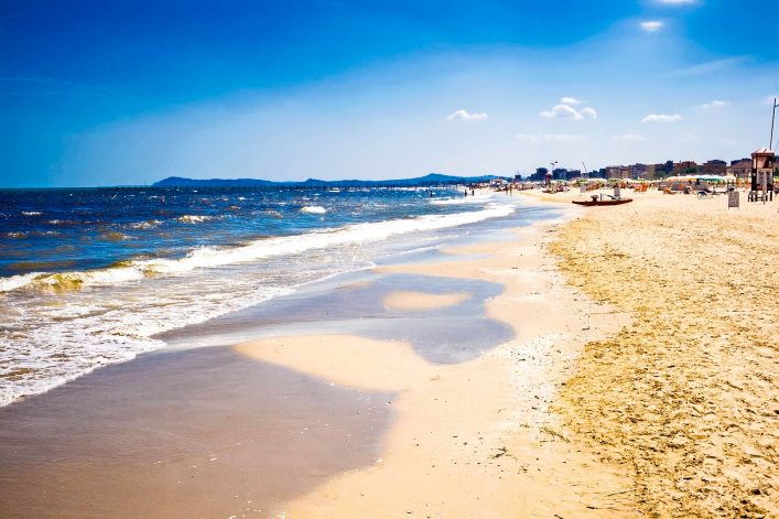 italian-beach-rimini-italien-italy-istock_000024105487_large-2