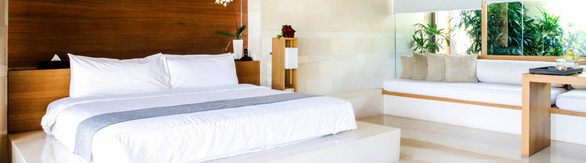 luxurious-hotel-room-with-king-sized-bed-istock_11726596_xlarge-2-1-1200×335
