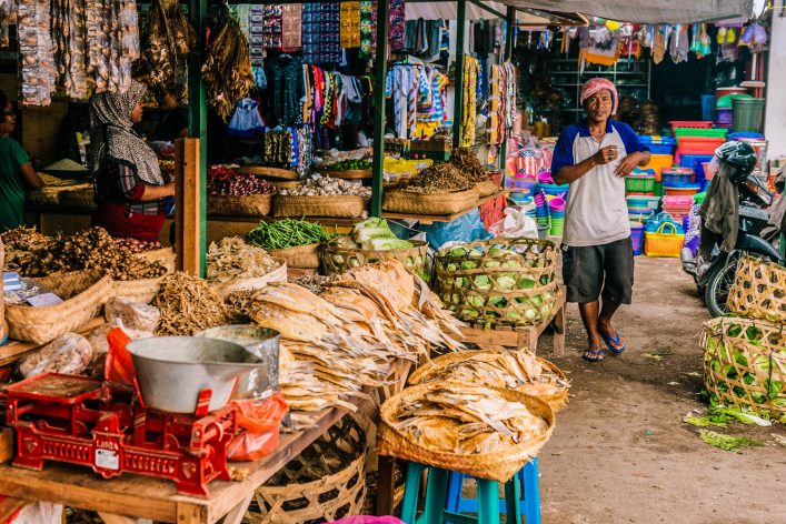mann-zu-fuss-in-der-traditionellen-indonesischen-farmers-market-istock_000060762620_large-editorial-only-lorraine-boogich-2