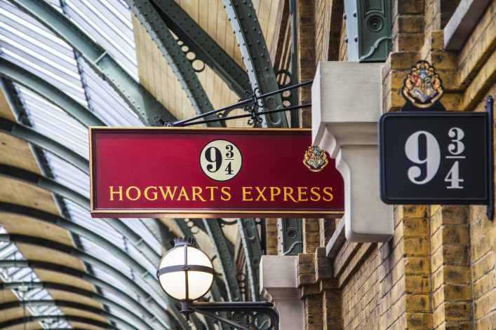 sign-9-3-4-hogwarts-express-the-wizarding-world-of-harry-potter-shutterstock_210792889-anjelikagr-2-707x471