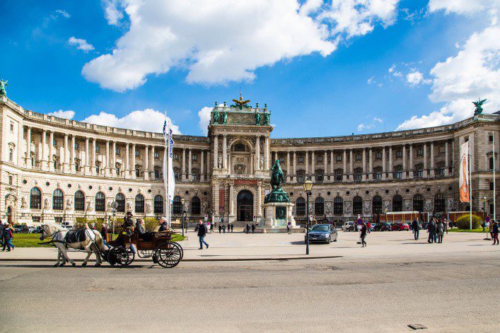 hofburg-palace-square-view-and-fiacre-or-fiaker-in-vienna-istock_000065159641_large-editorial-only-kisa_markiza-2-707×471