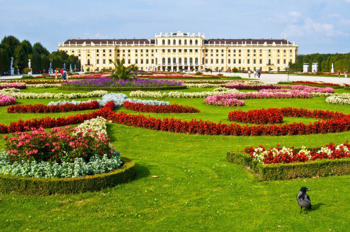 schoenbrunn-istock_24693786_xlarge-2-707×469