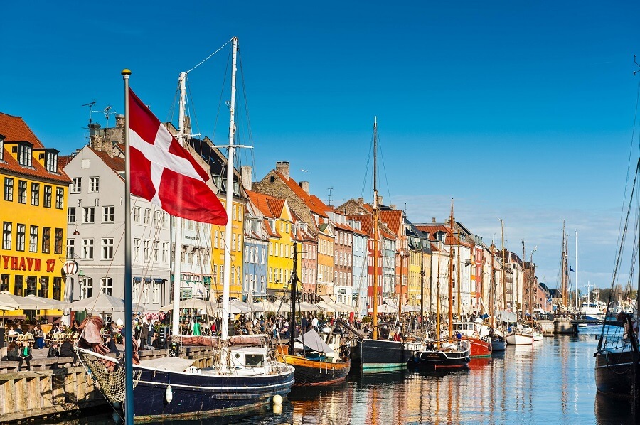 Kopenhagen Dänische Flagge und Hafen Nyhavn