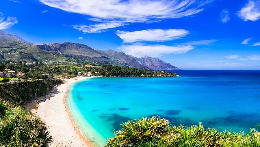 Ein Strand auf Sizilien mit wunderbar blauem Wasser