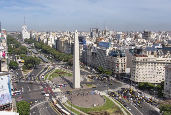 urlaubsguru.de_birds-eye-of-avenida-9-de-julio-in-buenos-aires-argentina-istock_000065150149_large
