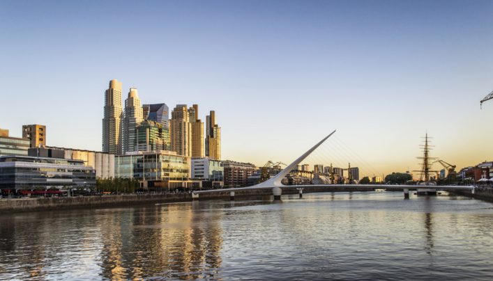 urlaubsguru.de_golden-hour-at-puente-de-la-mujer-puerto-madero-argentina-istock_000061502354_large