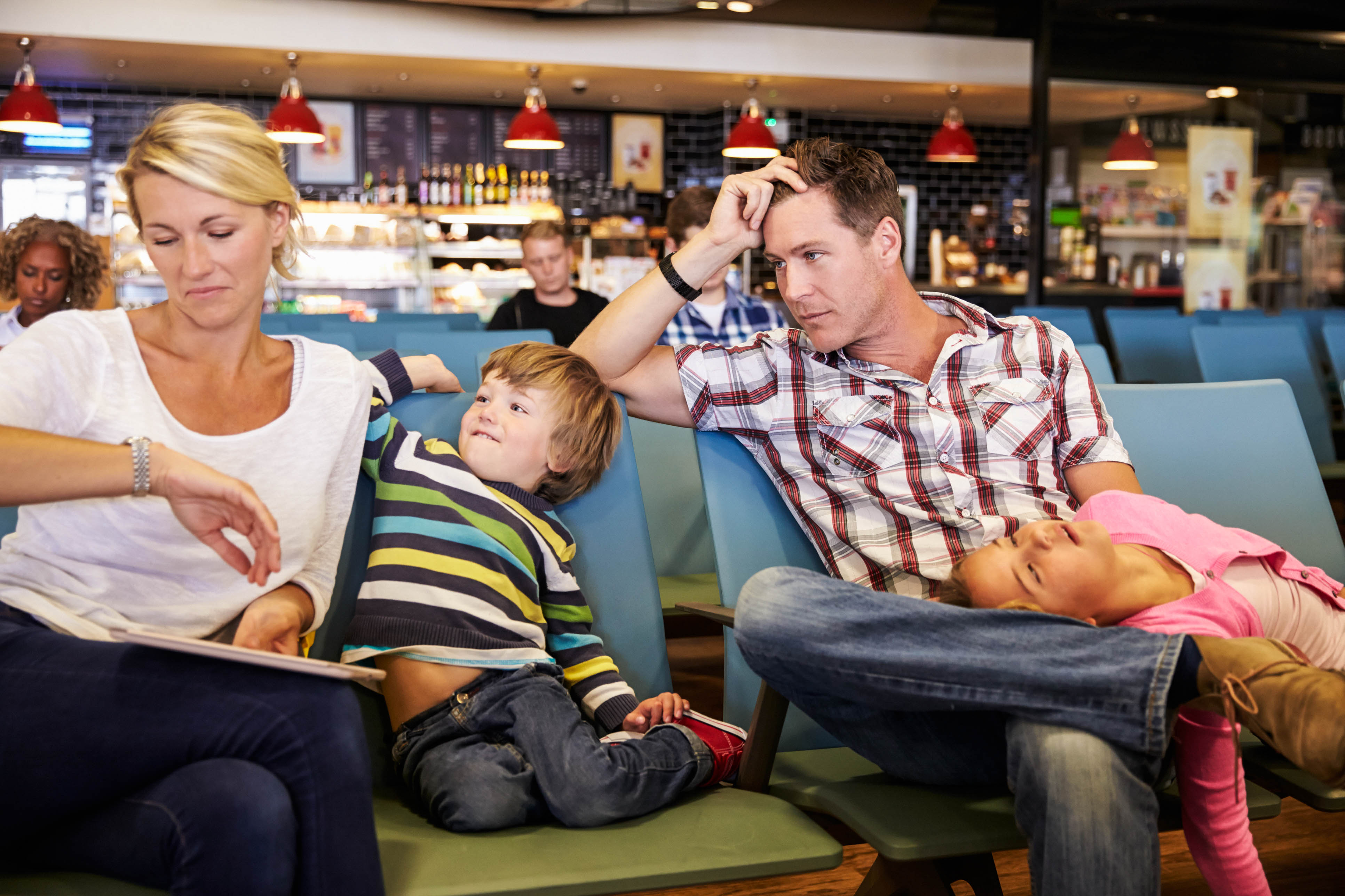 Wartezeit am Flughafen - Familie mit Kind, Flugverspätung
