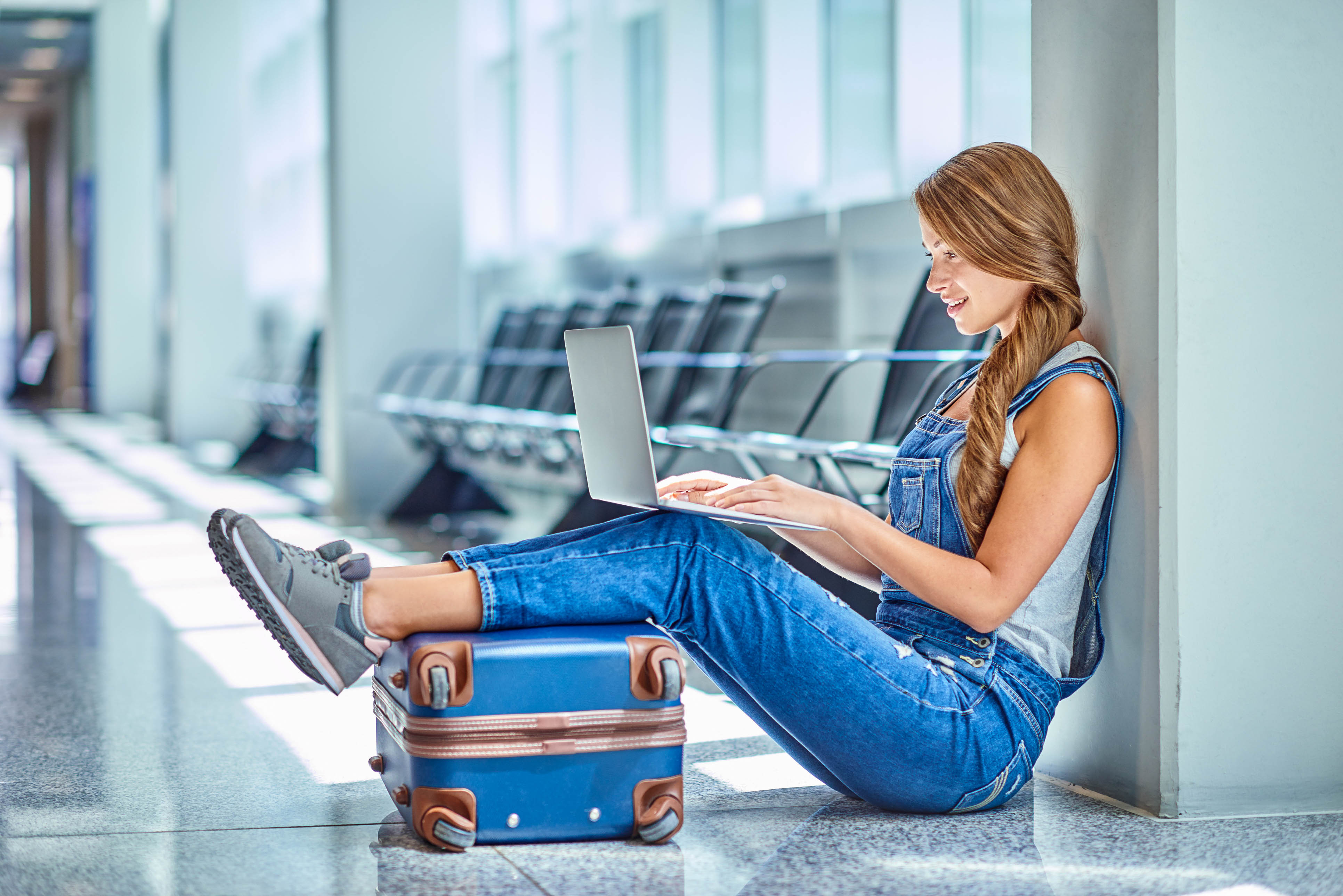 Wartezeit am Flughafen - Frau mit Laptop, Arbeit