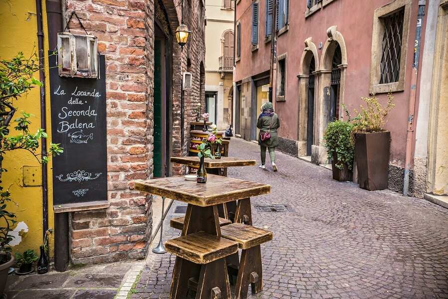 Eine Bar in den Gassen Veronas