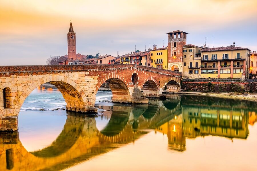 Die Ponte Pietra in Verona ist eines der Wahrzeichen der Stadt