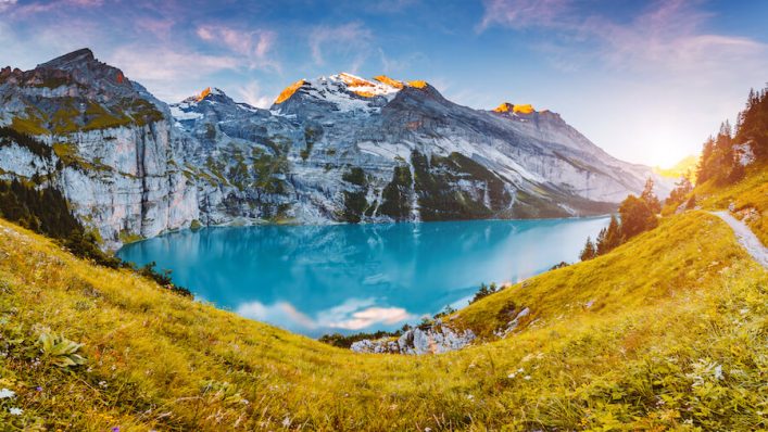 Idyllischer-Panoramablick-auf-den-Oeschinensee-im-Tag.-Lage-Schweizer-Alpen-Kandersteg_shutterstock_1329775601_900