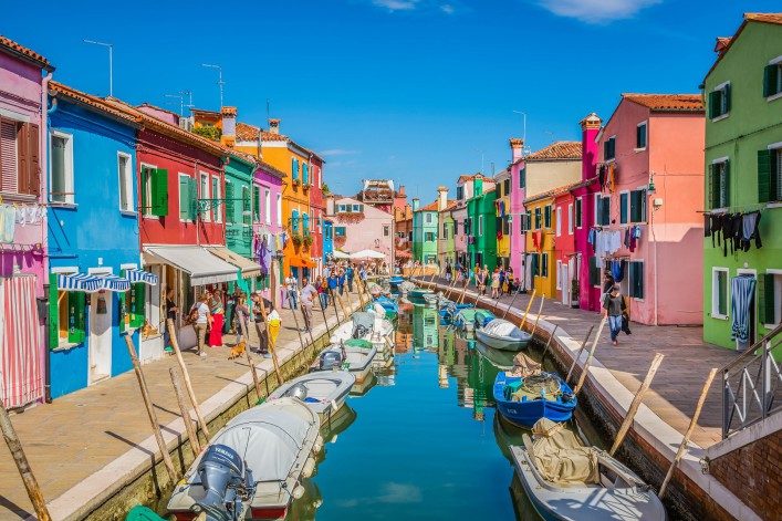 burano-kanal-szene-italien-istock_66114669_xlarge-editorial-only-gargolas-2