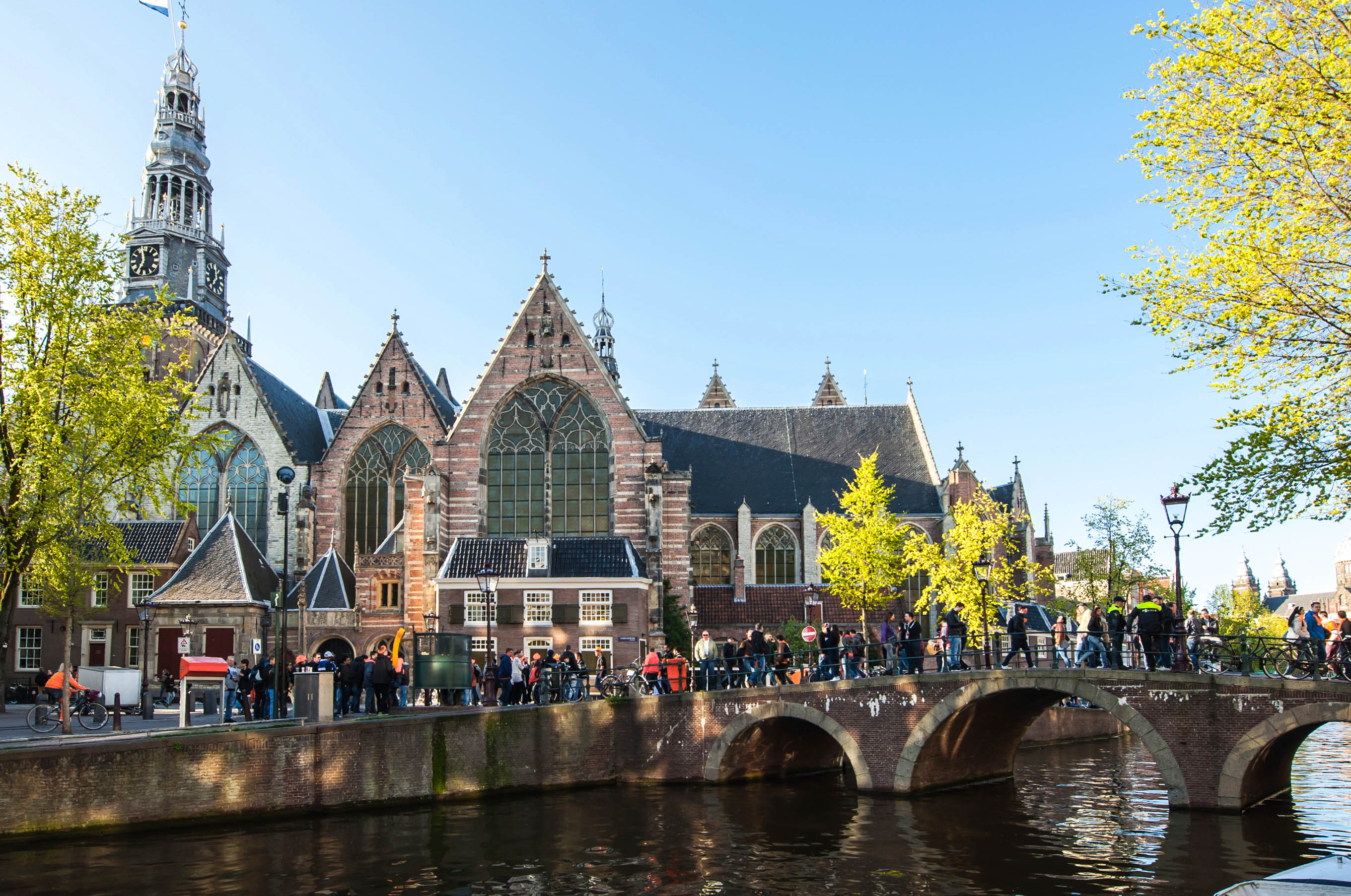 Sehenswürdigkeiten Amsterdam Blick auf die Oude Kerk im Rotlichtviertel