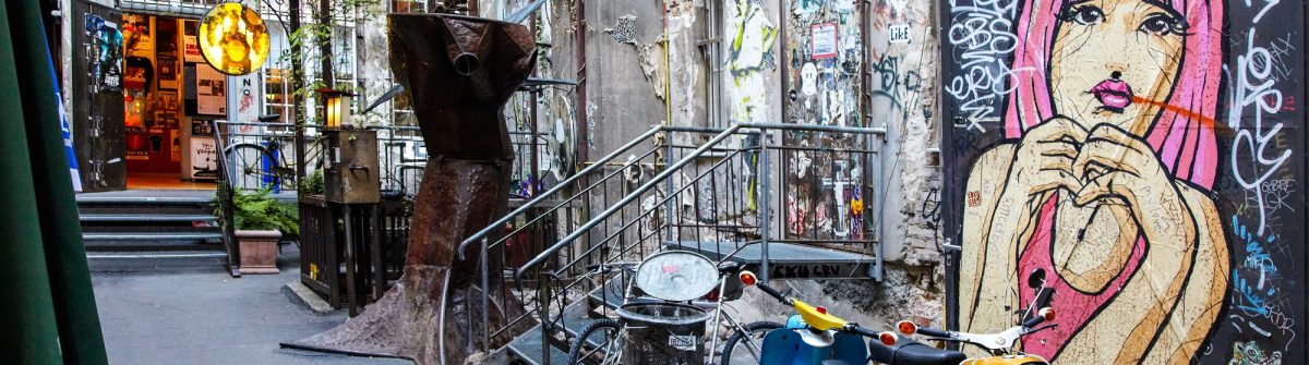 typical-grunge-art-court-in-berlin-shutterstock_118760119-editorial-only-andersphoto-2