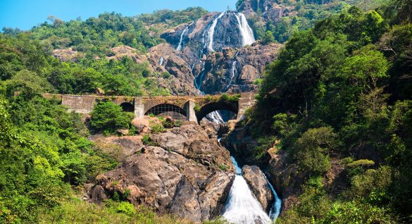 Goa, Indien, Eisenbahn, Wasserfall