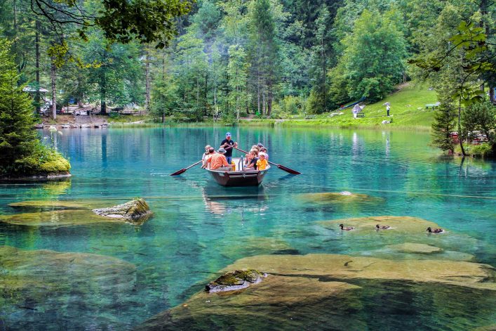 touristenboot-auf-see-blausee-in-der-schweiz-istock_82926049_large-editorial-only-sloot-2