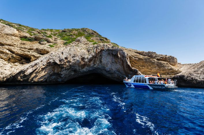 Travel ship in the cave