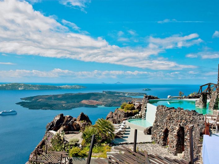 HG-IBE_Honeymoon-Petra-Villas-Santorin1