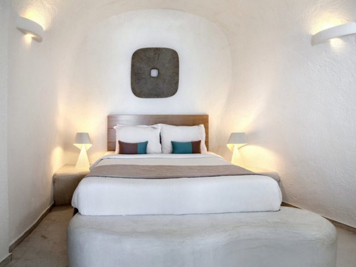 HG-IBE_Honeymoon-Petra-Villas-Santorin3