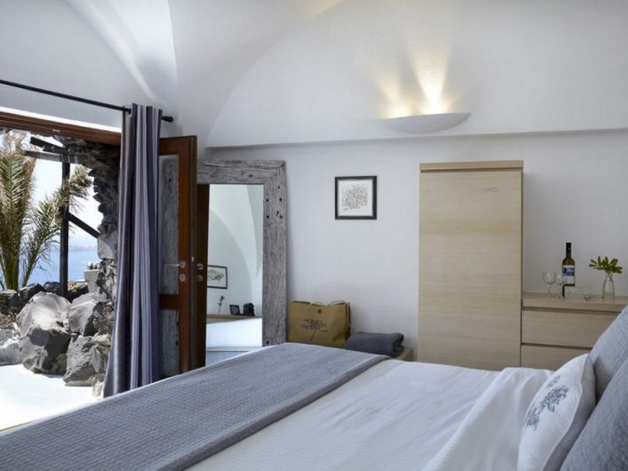 HG-IBE_Honeymoon-Petra-Villas-Santorin4