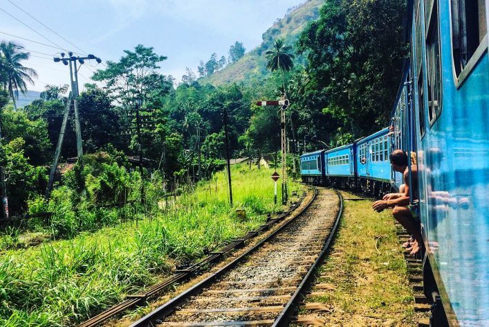 Zug in der grünen Landschaft Sri Lankas