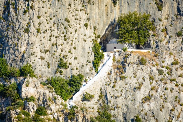 Pythagoras-entrance-to-the-cave-Greece-the-island-of-Samos-shutterstock_478125607_900x600-1