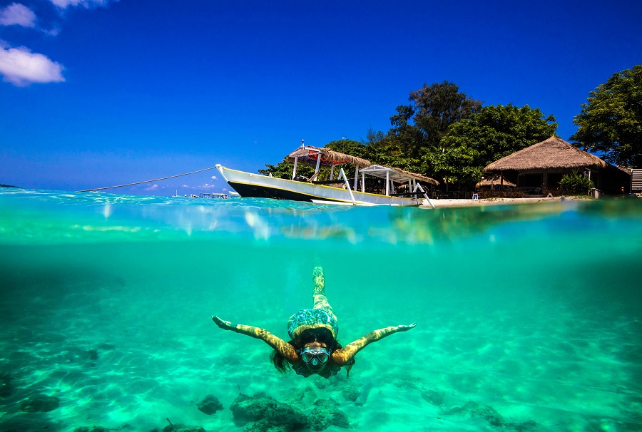Frau taucht im Meer von Bali