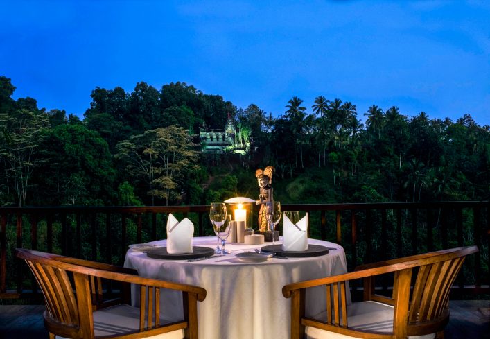 candelit-dinner-with-temple-in-background-at-hanging-gardens-ubud-bali-indonesia