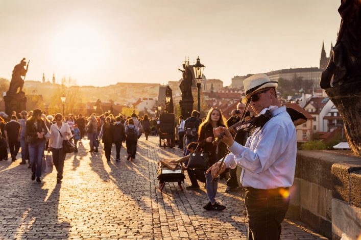 Straßenmusiker auf der Karslbrücke in Prag