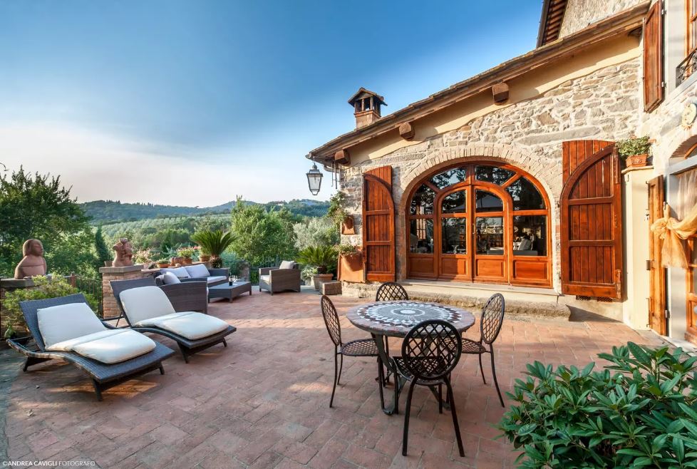Ein riesiges Baumhaus mit Sonnenterrasse in Chianti, umgeben von malerischen Weinbergen.