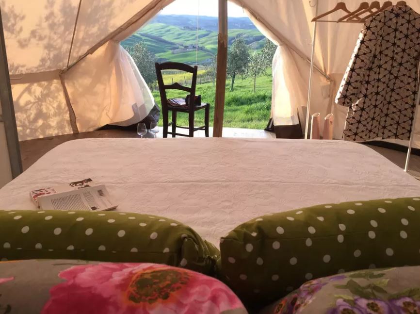 Glamping mit Blick auf die Weinberge der Toskana.