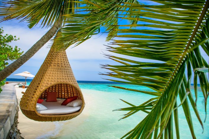 traumhotel auf den malediven mit hängematte am strand.