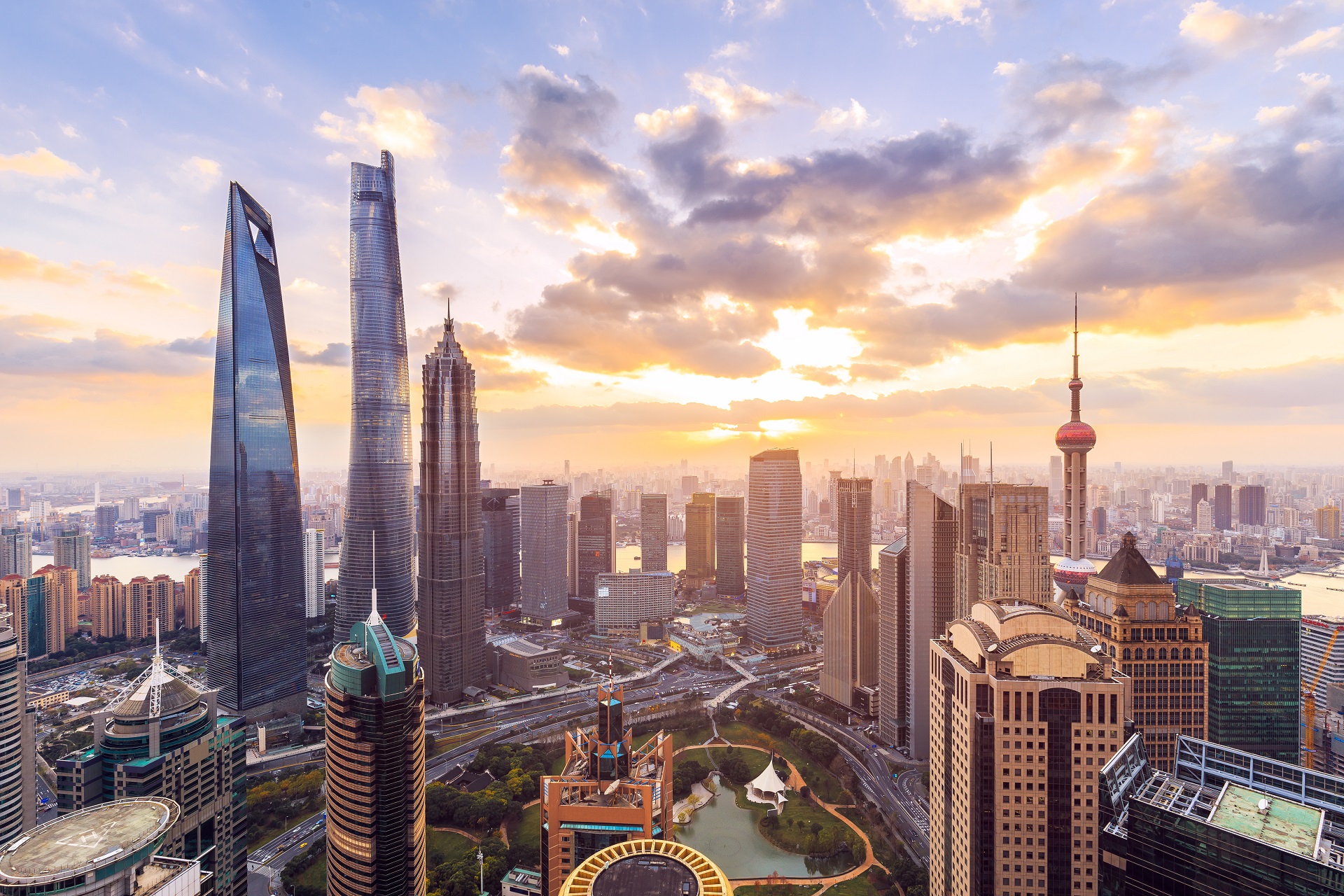 Die Metropole Shanghai bei Sonnenuntergang.