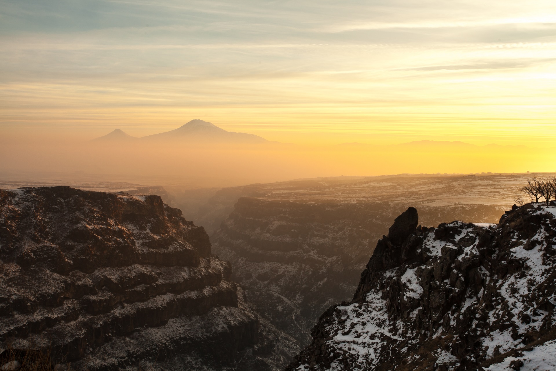 Der Berg Ararat im Dunst der aufgehenden Sonne von Armenien aus betrachtet.