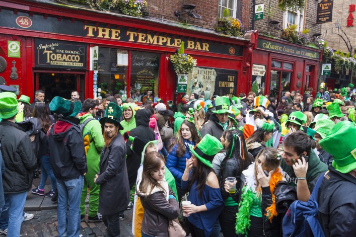 Feierlustige vor der berühmten Temple Bar in Dublin