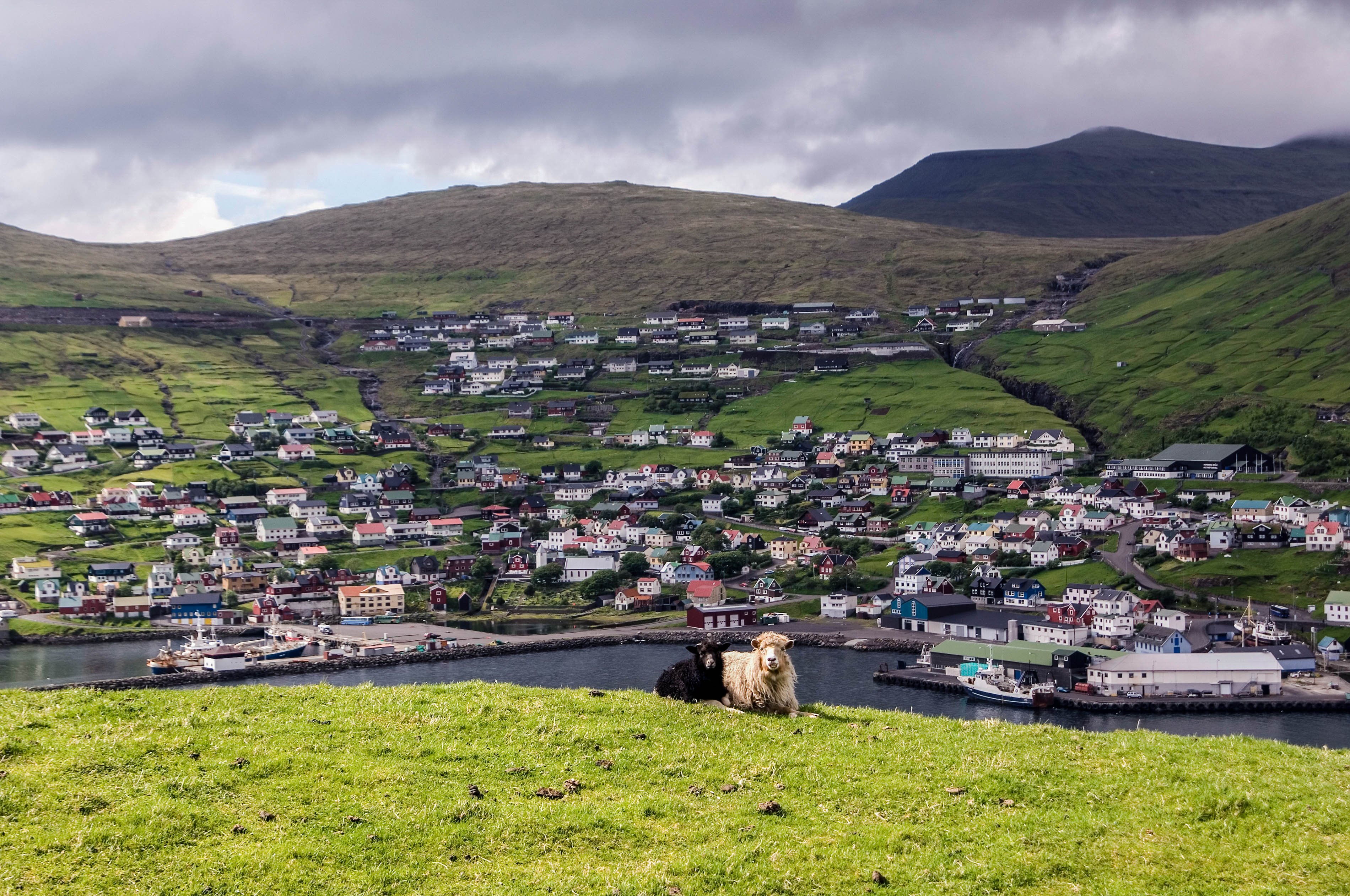 Die Färöer Inseln haben viele naturgewaltige Reiseziele zu bieten