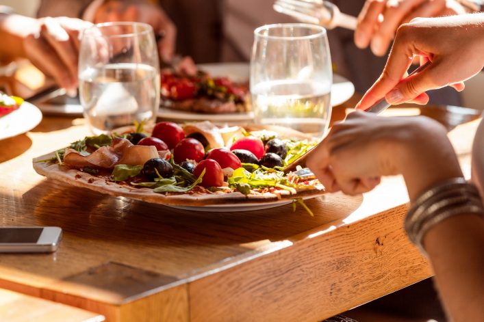 Leckere, frische Pizza in einem Schweizer Restaurant.