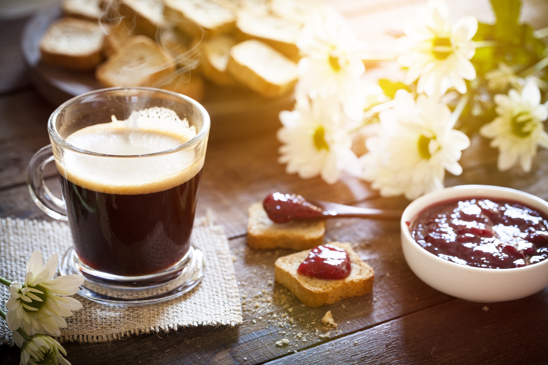 Ein leckeres Frühstück mit Kaffee in einem Café, mit Zwieback und Marmelade.
