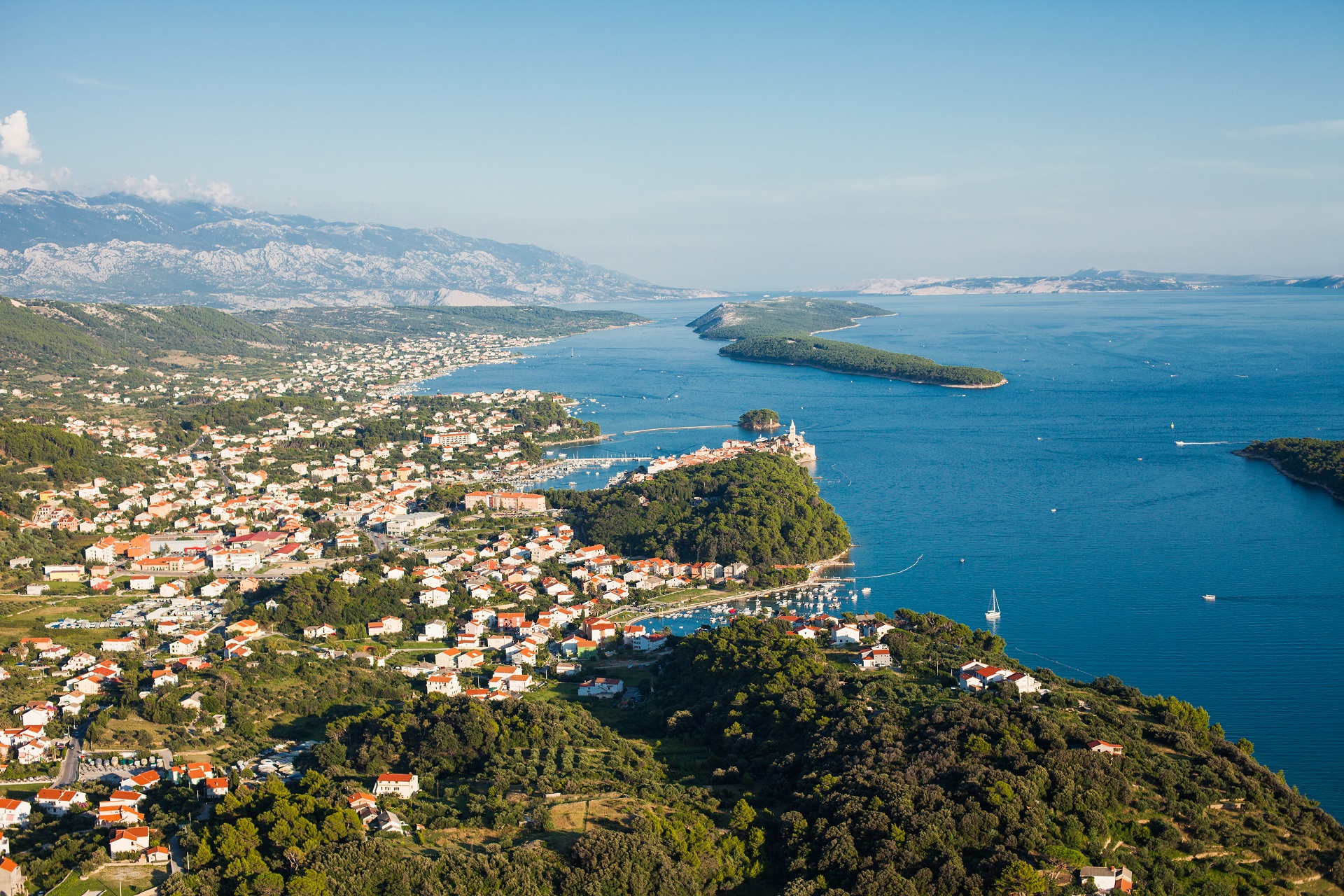 Eine Luftaufnahme der Stadt Rab an der Adria auf der gleichnamigen Insel.