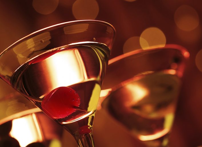 Cocktailgläser mit Martini.