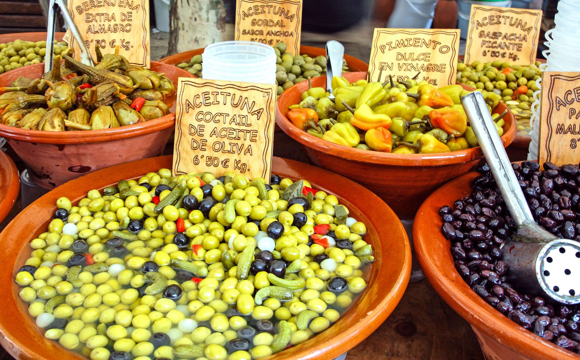 Spanische Delikatessen auf einem Markt auf Mallorca
