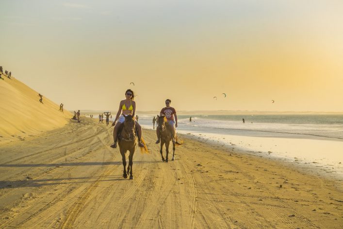 Reitet durch die endlosen Dünen in Jericoacoara in Brasilien
