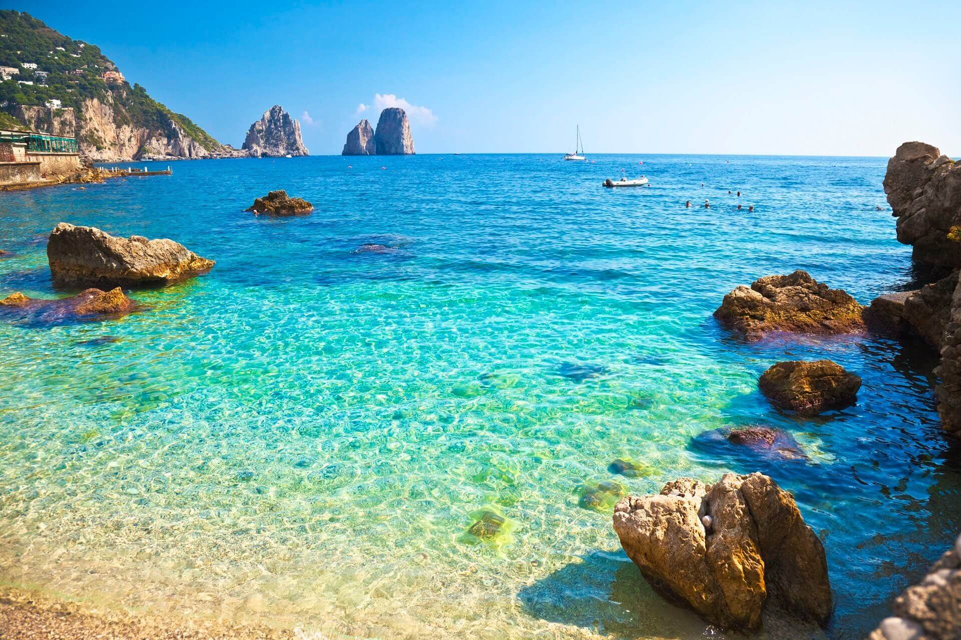 Ein Strand auf der Insel Capri in Italien