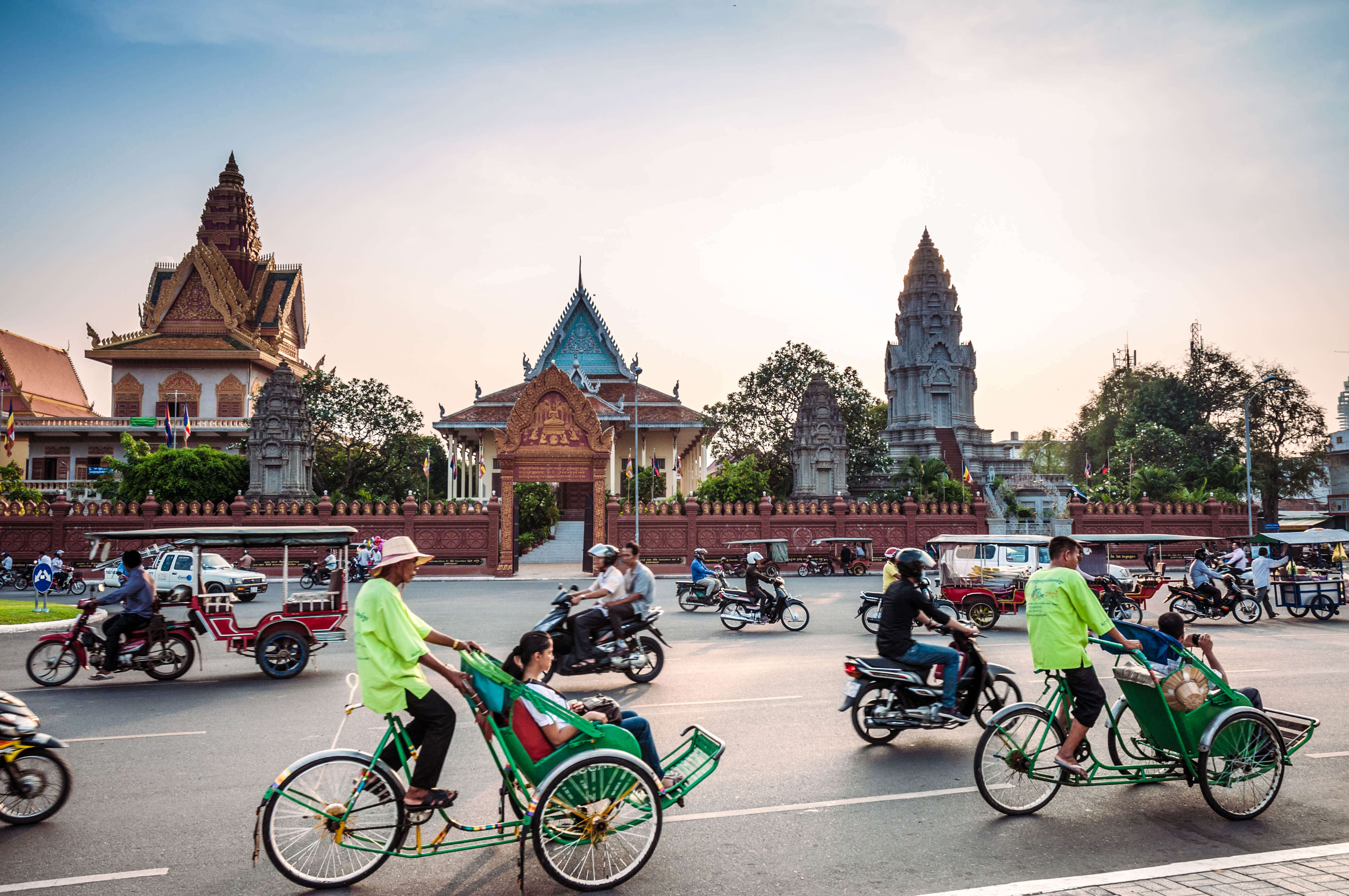 der Verkehr vor einem Tempel in Phnom Penh