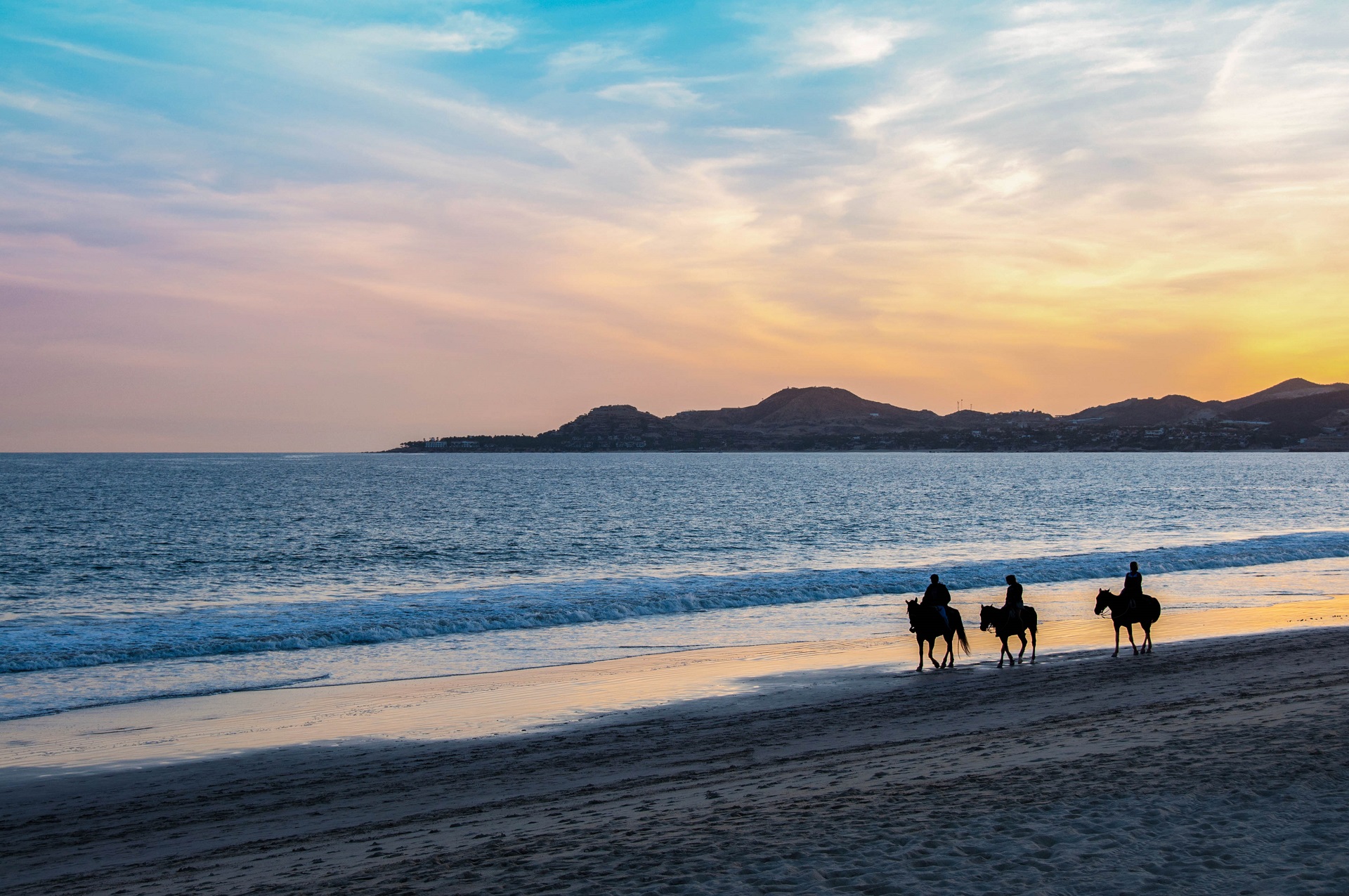 In Cabo San Lucas in den Sonnenuntergang reiten.