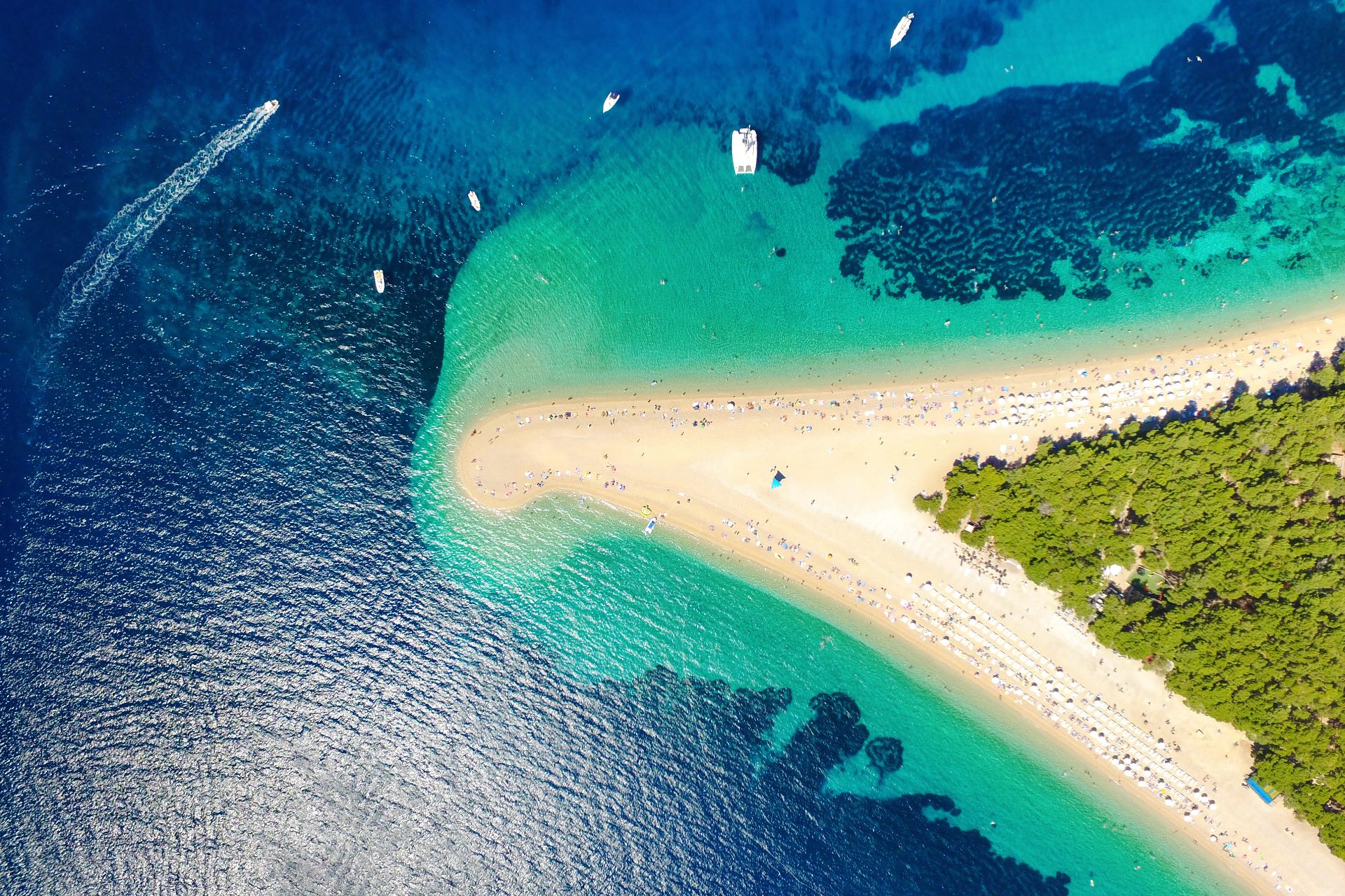 Luftansicht eines Strandes in Kroatien 