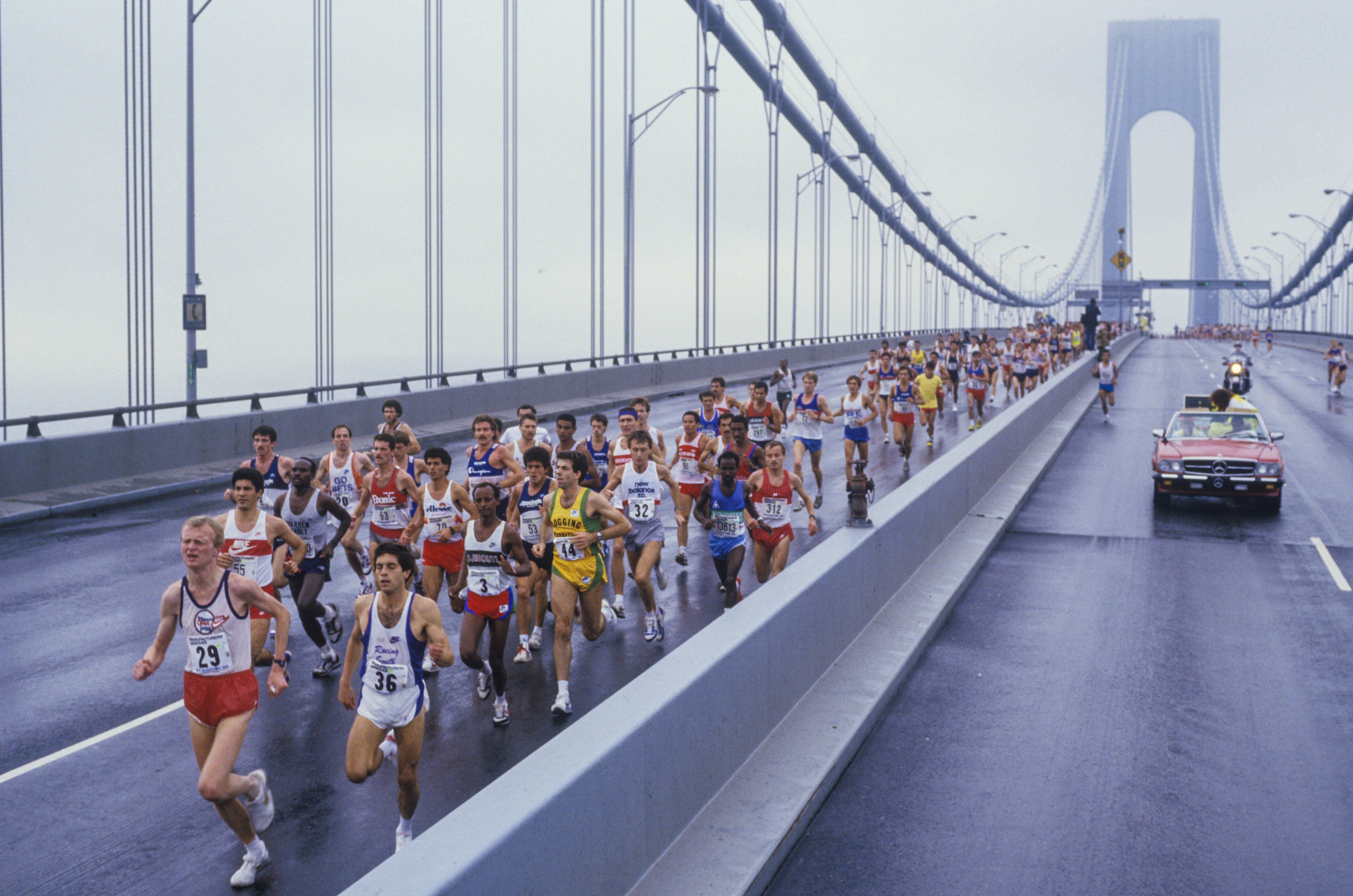 Marathonstrecken: Der NYC Marathon beim Überqueren der Brücke.