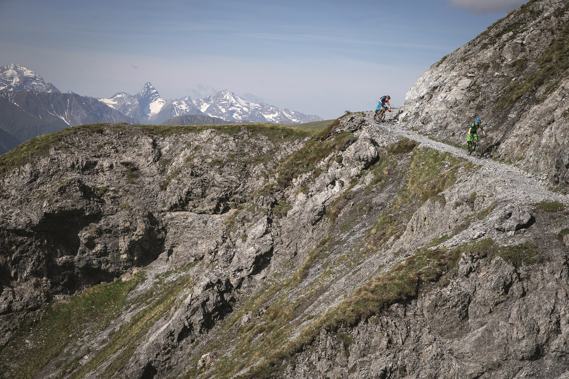 Velofahrer auf dem Alps Epic Trail in der Schweiz
